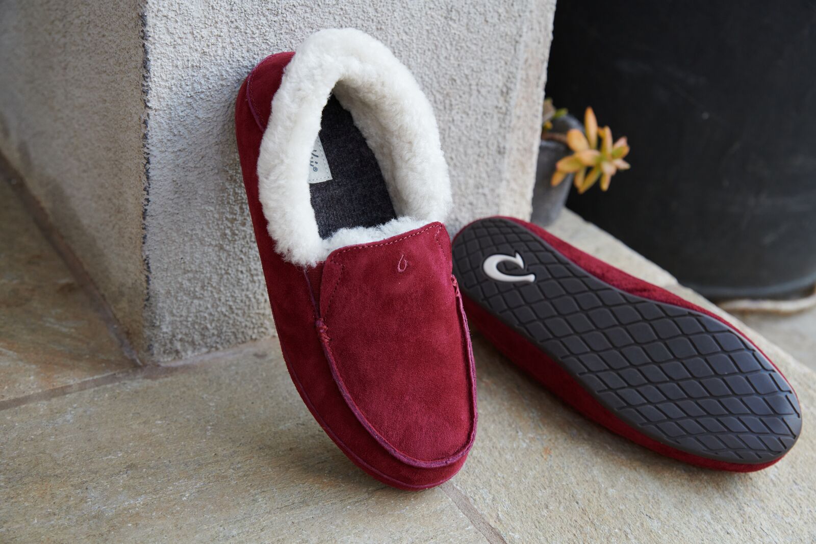 OluKai - Ku‘una Women’s Shearling-Lined Slippers
