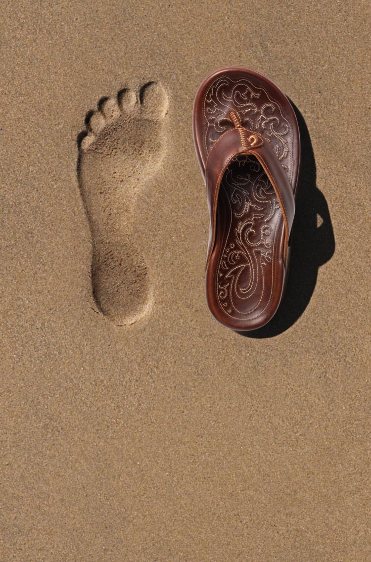 Inspired by the feeling of bare feet in wet sand, the anatomically contoured footbeds deliver instant comfort and lasting support.